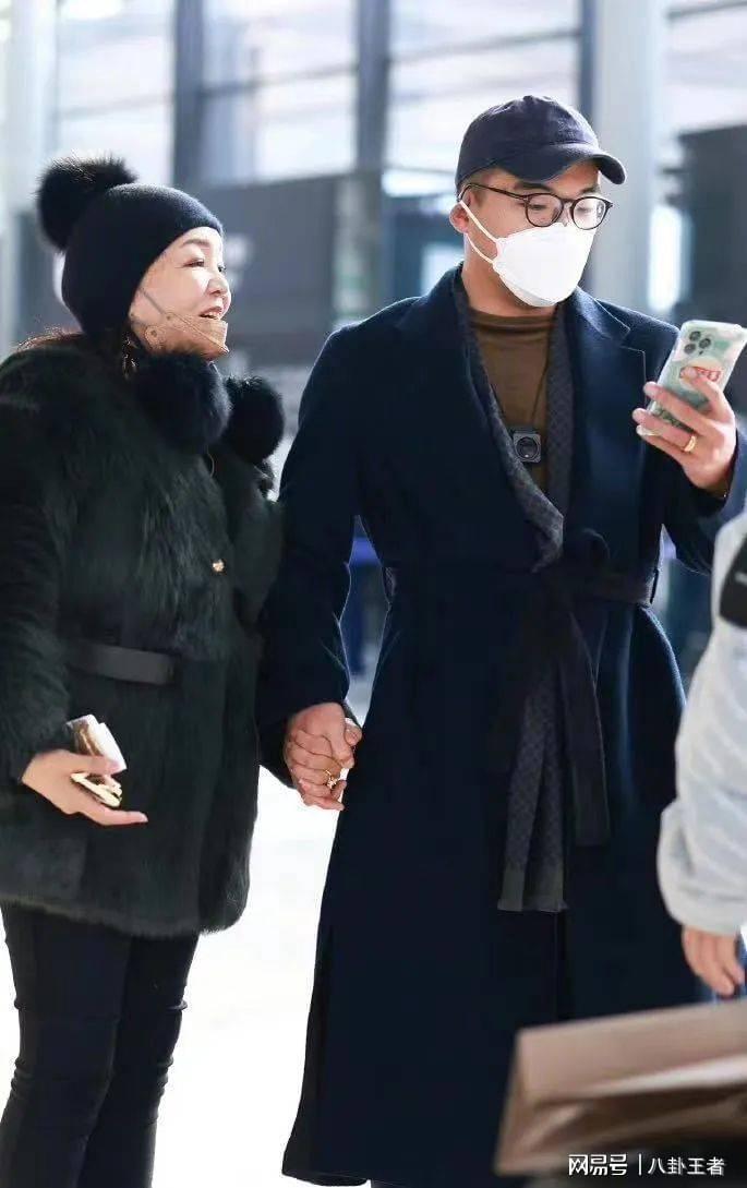 九游官网-张兰玩母子恋不挑食!新男友看起来比汪小菲小很多,她是真下得去手